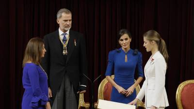 La Princesa Heredera Española de Asturias Leonor asiste con la Presidenta del Congreso Francina Armengol a una ceremonia para jurar lealtad a la constitución, en su cumpleaños de 18th, en el Congreso de los Diputados en Madrid el 31 de octubre de 2023.