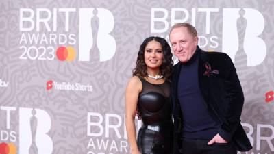 La actriz mexicana Salma Hayek posa con su esposo, el empresario francés y director ejecutivo de Kering Francois-Henri Pinault, en la alfombra roja a su llegada a los BRIT Awards 2023 en Londres el 11 de febrero de 2023.