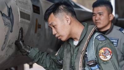 Los pilotos de los aviones de combate taiwaneses llevan insignias de un Winnie the Pooh, caricatura con el que es comparado el presidente Xi, siendo golpeado por un oso de Formosa.
