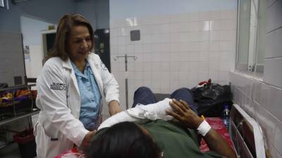 Xiomara Palacios atiende a uno de sus pacientes en emergencia de ortopedia.