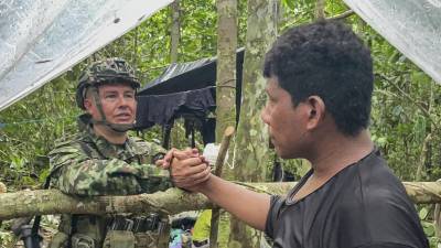 Manuel Ranoque, el padre de los niños desaparecidos, saluda a un miembro del Ejército colombiano que participa en la búsqueda de los menores.