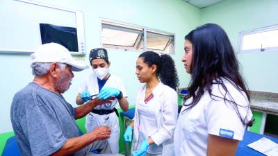 Médicos internos Stephanie Madrid, Cindy Miralda y Andrea Pérez atienden a un paciente en el Mario Rivas. Foto: M. Valenzuela.