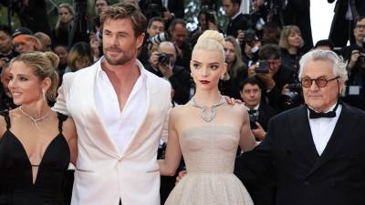 Chris Hemsworth y Anya Taylor-Joy, protagonistas de ‘Furiosa’, la quinta entrega de la saga ‘Mad Max’, arrasaron este miércoles en la alfombra roja del Festival de Cannes, donde la película se presenta fuera de competición,.
