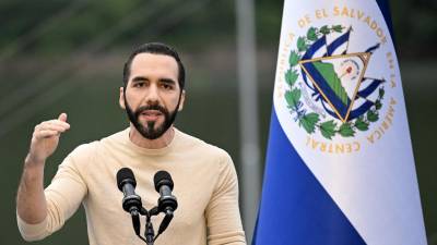 Bukele ha causado controversia por postularse para la reelección en El Salvador.