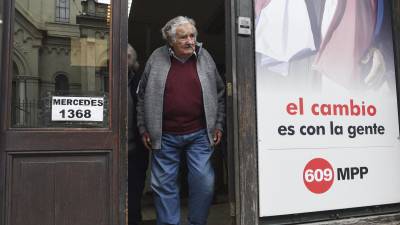 El expresidente de Uruguay, José “Pepe” Mujica”, tras salir de una conferencia de prensa.