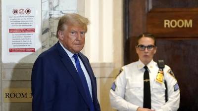 Expresidente Donald Trump al salir de su juicio en una corte de Nueva York.