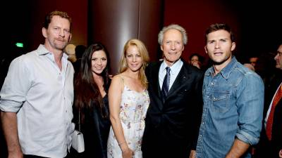 La vida de Clint Eastwood es una caja de sorpresas y datos impresionantes. El actor tiene tiene<b> ocho hijos</b>, de los cuales seis son mujeres y dos varones.