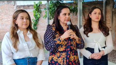 La exprimera dama de Honduras, Ana García de Hernández, junto a sus dos hijas.