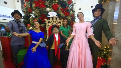 El actor hondureño Damario Reyes junto al resto del elenco de “Scrooge: un cuento de Navidad”.
