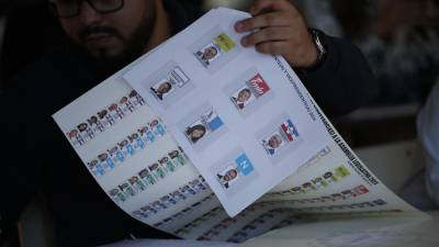 Los centros de votación abrieron este domingo sus puertas en El Salvador para la celebración de las elecciones presidenciales y legislativas, en las que el actual presidente, Nayib Bukele, busca la reelección para un segundo mandato consecutivo y figura como gran favorito.