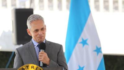 Reinaldo Rueda durante su discurso en el reconocimiento por parte de la Alcaldía de Tegucigalpa.