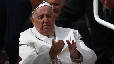 El Papa Francisco se mostró con gestos de dolor tras finalizar la audiencia de este miércoles en el Vaticano. Fue hospitalizado unos minutos después.