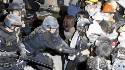 La policía de Los Ángeles arrestó a decenas de estudiantes que ocuparon el campus de la UCLA este jueves.