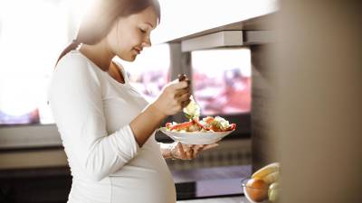Salud. Las mujeres embarazadas deben comer e hidratarse bien y evitar las comidas grasosas, así como las bebidas alcohólicas.