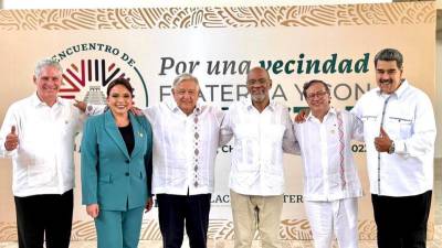 El presidente de México, Andrés Manuel López Obrador, junto a sus homólogos de Cuba, Honduras, Haití, Colombia y Venezuela.