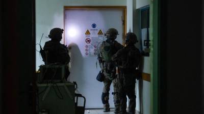 Militares israelíes durante su incursión en el principal hospital de Gaza.