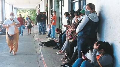 <b><span class=mln_uppercase_mln>Cita.</span></b> Desde tempranas horas de la mañana los hondureños se ponen a hacer largas filas.