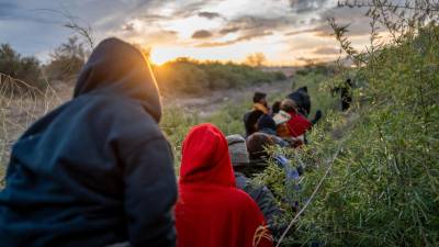 Migrantes en Texas pujan por cruzar a los Estados Unidos