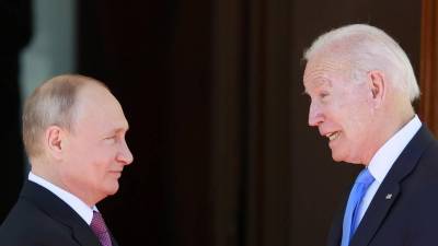 Fotografía muestra a Putin y Biden saludándose durante un encuentro diplomático.