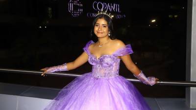 Lía Morales Flores lució un vestido morado, el cual destacó su porte y feminidad.