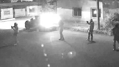 Video del momento en que explota carro de sicarios tras tirotear vivienda