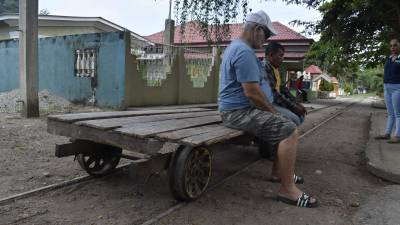 Por los momentos “Las burras” están trasladando turistas y productos hacia la zona núcleo del Refugio de Vida Silvestre Cuero y Salado. La línea del tren es el único medio para llegar a este destino del Caribe hondureño.