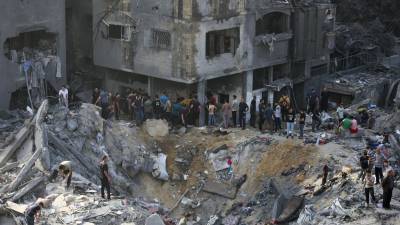 Los palestinos comprueban la destrucción tras un ataque israelí en el campo de Jabalia para refugiados palestinos en la Franja de Gaza, el 1 de noviembre de 2023, en medio de batallas en curso entre Israel y el movimiento palestino Hamás.