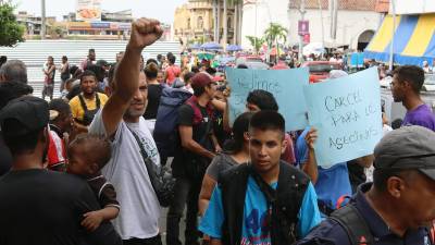Migrantes protestan para denunciar acoso y extorsiones por parte de la policía, en la ciudad de Tapachula, estado de Chiapas (México).