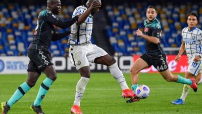 El Nápoles y el Inter de Milán empataron 1-1 este domingo en el partido que cerró el programa de la trigésima primera jornada de la Serie A . Foto AFP.