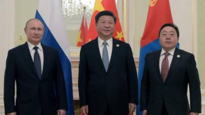 Los mandatarios Vladimir Putin (Rusia), Xi Jinping (China) y Tsakhiagiin Elbegdorj (Mongolia) durante una reunión en Tashkent.