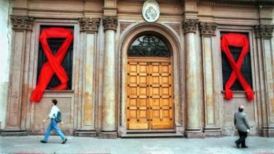 Fotografía de la fachada del Ministerio de Salud Pública de Uruguay en Montevideo, con el símbolo de la lucha contra el Sida. EFE/Archivo