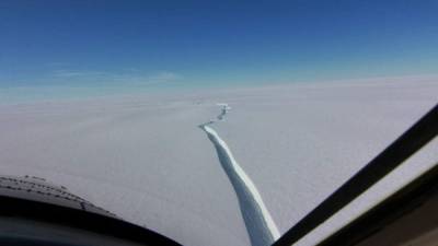 arios escenarios son posibles en los próximos meses: 'o el iceberg se aleja o encalla y se queda cerca de la plataforma de hielo de Brunt. Foto British Antarctic Survey