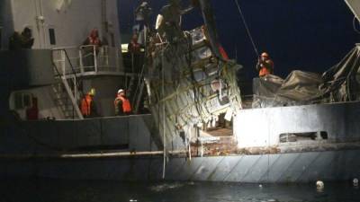 Equipos de rescate durante la recuperación del avión Tu-154 que se estrelló en el Mar Negro. EFE
