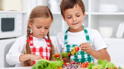 Los niños deben aprender a comer de forma sana y balanceada.