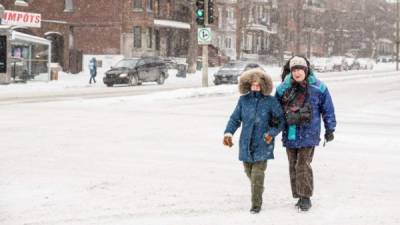 El norte de Estados Unidos y algunas regiones de Canadá están siendo azotadas por una peligrosa ola polar que obligó a declarar la emergencia en algunos estados y provocó el cierre de escuelas, oficinas del gobierno y negocios.