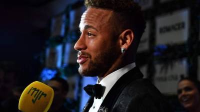 Neymar ha señalado que se queda en el PSG y descarta unirse al Real Madrid. FOTO AFP.