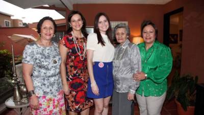 Rosario Córdova, Karen Molina, la novia Daniela Gamero, Soledad Córdova y Eloísa Murillo.