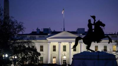 El presidente Obama se encontraba en la Casa Blanca para anunciar su discurso sobre la acción ejecutiva, cuando la mujer armada fue arrestada en las inmediaciones del edificio.