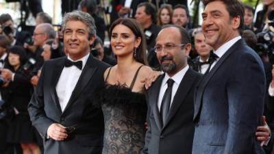 El actor argentino Ricardo Darín, Penélope Cruz, el director iraní Asghar Farhadiand y el actor Javier Bardem. AFP