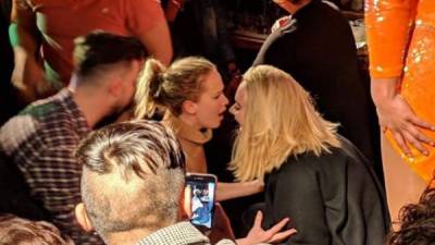Adele y Jennifer Lawrence en la fiesta en un bar gay en Nueva York. Foto: Twitter