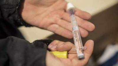 La adicción a analgésicos opiáceos con receta como OxyContin o Vicodin, que lleva a muchos estadounidenses a engancharse después a la heroína, más barata en el mercado negro.