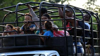 Decenas de migrantes de la caravana son trasladados por buenos samaritanos en vehículos para avanzar en su recorrido hacia la capital mexicana.