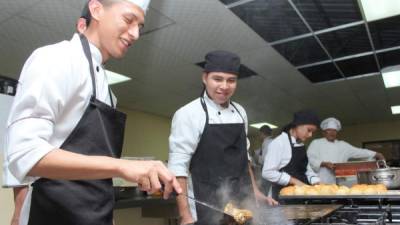 Cada vez más jóvenes se interesan por formarse como jefes de cocina en el Infop Foto: Jorge Monzón