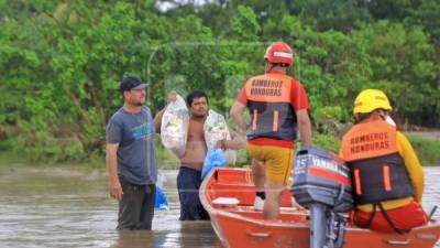 Más de mil personas están atrapadas en los bajos de Choloma y requieren alimento, agua, pañales y leche para niños. Muchos pobladores piden ser rescatados. Fotos: Melvin Cubas.