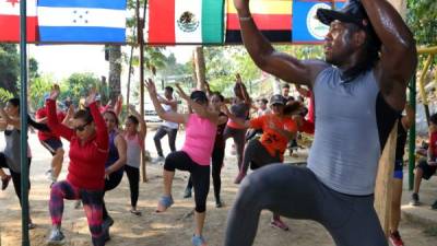 Desde las 7:30 am hasta las 10:00 am el entrenador grupal, Oscar Cacho, entrena a hombres y mujeres.