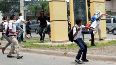 Este grupo de estudiantes paralizó el tránsito.