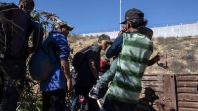 Un grupo migrantes mexicanos viaja en la caravana con el sueño de llegar a EEUU.