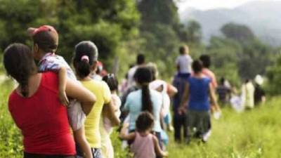 MEX031.QUERÉTARO(MÉXICO),31/01/2019.- Cientos de migrantes toman un descanso y se forman para reclamar alimentos este jueves a su paso por la ciudad de Querétaro (México). Desde los últimos meses de 2018 han entrado a México unos 11.500 migrantes centroamericanos, principalmente de Guatemala, El Salvador y de Honduras, y en estos días más de 10.000 han solicitado ingresar de manera regular a través de una tarjeta de visitante por razones humanitarias. EFE/Jacqueline López