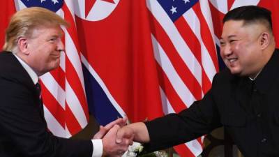 El presidente de EEUU, Donald Trump, y el líder norcoreano, Kim Jong Un, se reunieron hoy en Hanói en una segunda cumbre con un ambiente distendido y entre señales de optimismo sobre el resultado de una cita centrada en hacer avanzar el diálogo sobre desnuclearización.