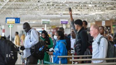 Un pasajero usa una máscara mientras espera en el control de pasaportes en el Aeropuerto Internacional de Bole en Addis Abeba, el 30 de enero de 2020, luego de un brote de coronavirus en China.
